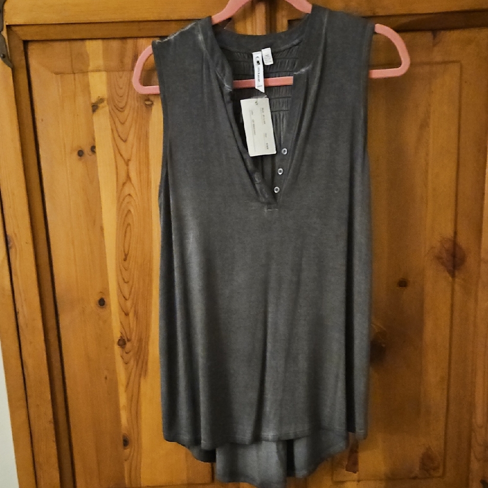 Cable & Gauge Gray Top Size. Medium new with tags.